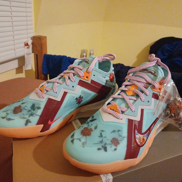 Labron 18 floral lows - Picture 5 of 6